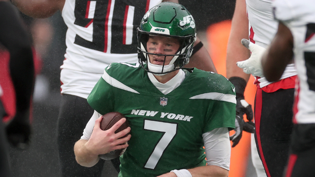 neonddIs's tweet photo. The New York Jets are considering a fourth starting quarterback after Tim Boyle's struggles. Coach Robert Saleh is weighing another change following a 13-8 loss to the Atlanta Falcons. Trevor Siemian could be the next in line. https://t.co/MqHVkrsOFR