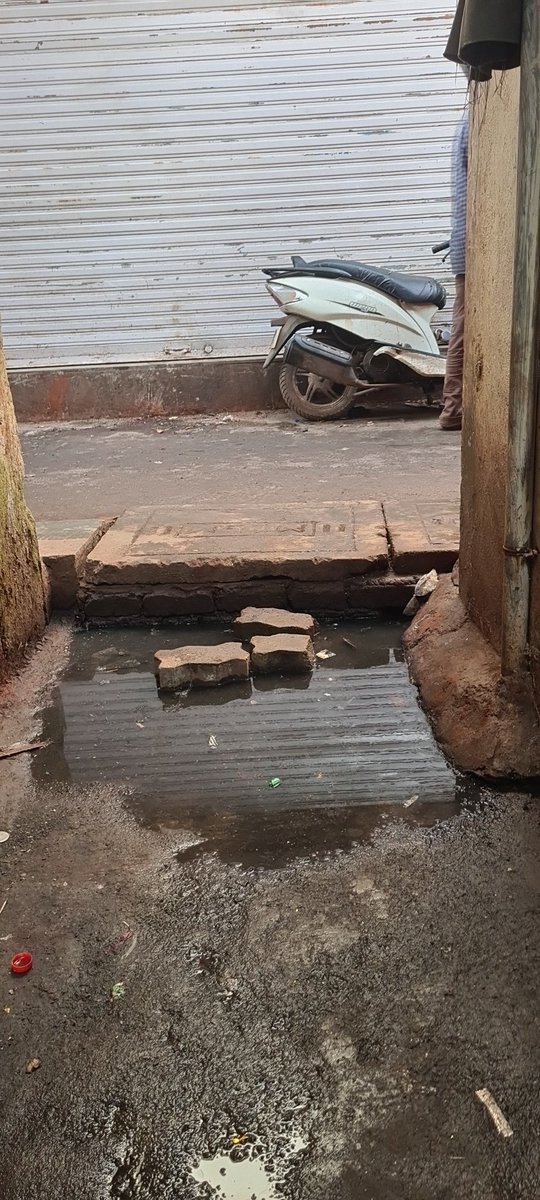 Mehtab_Sidd's tweet photo. Chikkal Wadi opp Sunrise store Beat 180 open naala is overflowing 24x7,  which is inviting diseases like dengue, malaria. Till date No action. Please repair this Gully @mybmcWardFN ll be completely responsible for it. @mybmcSWD @mybmc @mybmchealth @dvkesarkar @CMOMaharashtra https://t.co/sxA4cMknhH