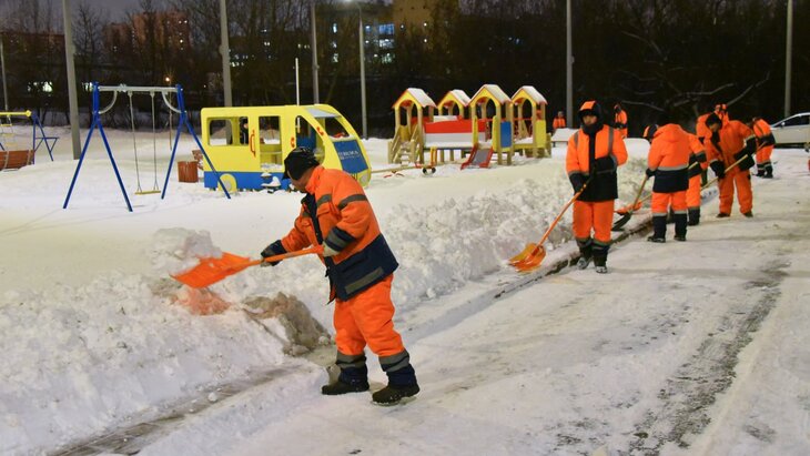 PrepyyKitchen's tweet photo. Heavy snowfall significantly reduced visibility on the streets, forcing Moscow authorities to deploy many snow removal equipment. Dozens of accidents occurred on the road, the most serious of which occurred on Novorizhskoye highway. https://t.co/25y37xhXUh