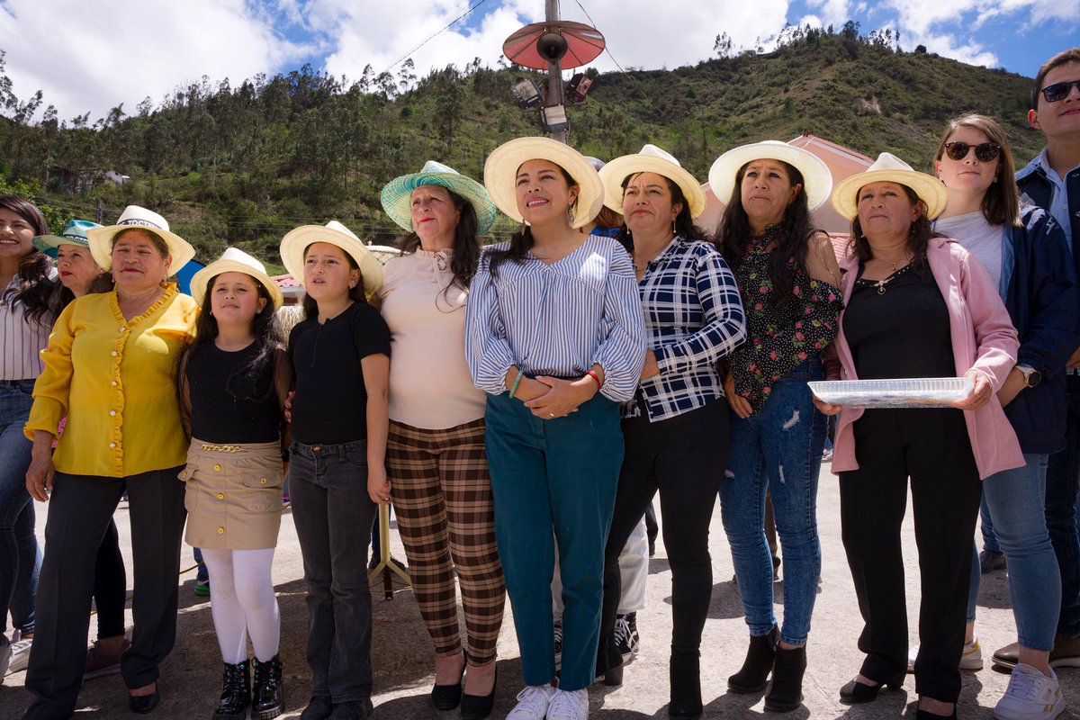MarisolPenaloz2's tweet photo. ¡ 1er #FestivaldePajaToquilla en Toctepamba! 🌾✨ Paisajes mágicos y calidez de su gente. Este evento realza nuestra experiencia, impulsa la economía local y homenajea el talento de las toquilleras. ¡ Gracias !🎉 #SantaAna #FestivalPajaToquilla #CuencaRural #CuencaEncanta https://t.co/SzBrTcCQXL