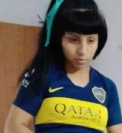 desaparecidaorg's tweet photo. Melanie Fernández tiene 17 años, desapareció el 25/11 en San Francisco Solano, #Quilmes, provincia de Buenos Aires. Es delgada, altura 1,65. Vestía camiseta del Inter de Miami negra y rosa y calzaba crocs verdes. Se hizo la denuncia, Comisaría 4°. Avisar #Urgente al ☎ 911 o 147 https://t.co/fVAsQnz1cO