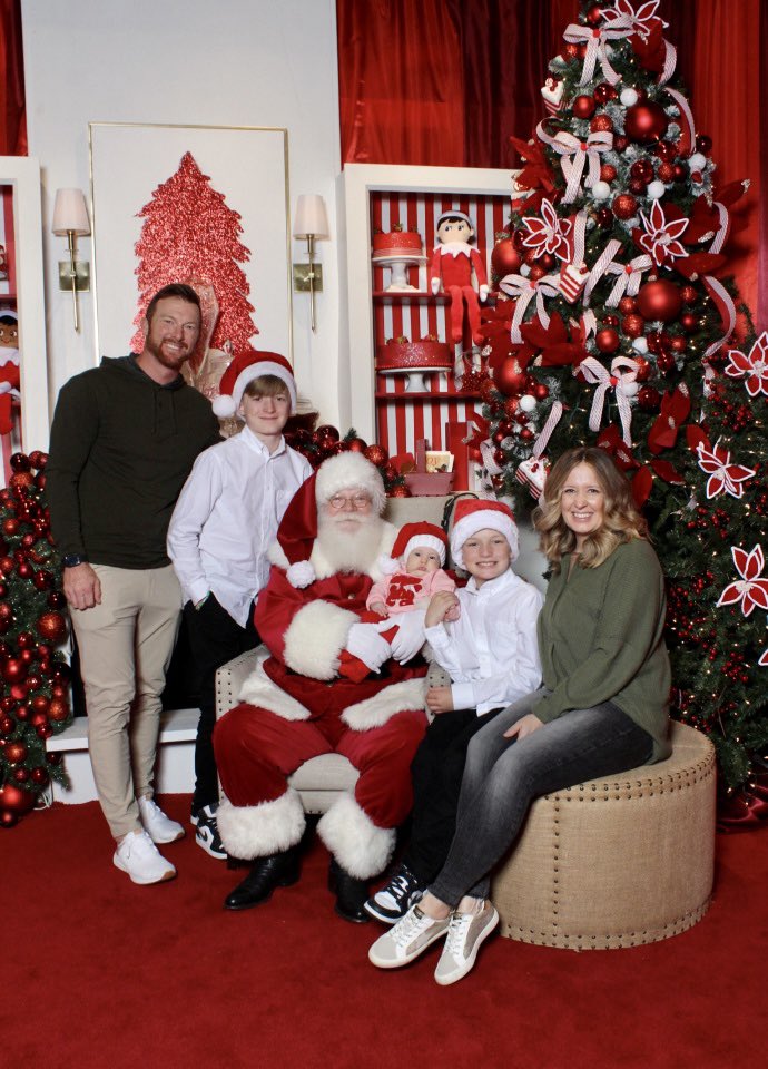 Randi_J_Wood's tweet photo. All five of us told Santa what we wanted for Christmas ๐๐ #fabfive #teamwood #santapic ๐
๐ฝ @DWoo22 https://t.co/EG2srOAtGM