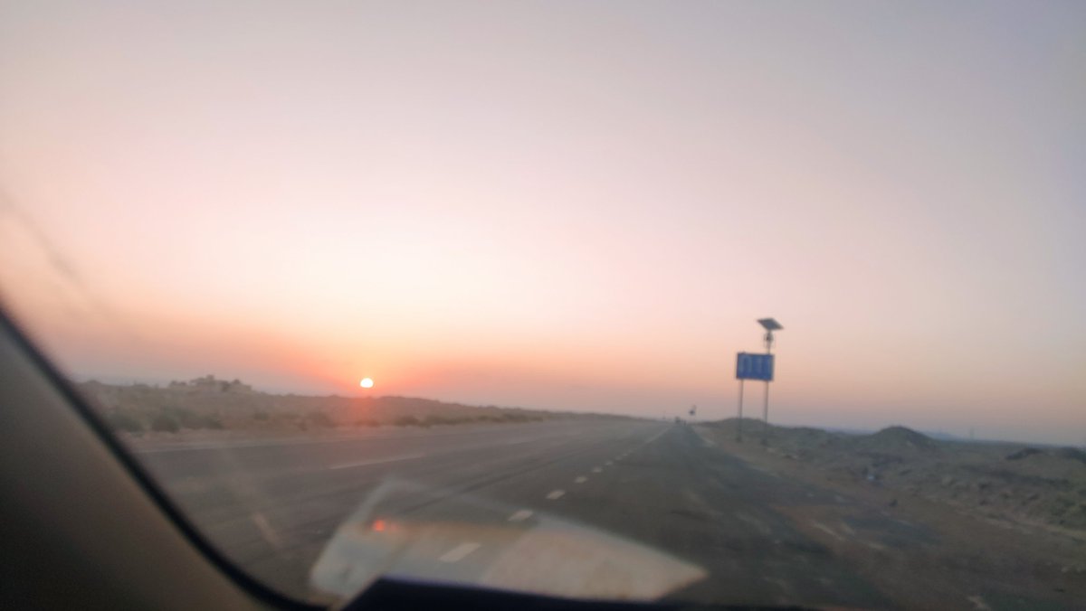 xiaomm27's tweet photo. Sunrise in the Desert https://t.co/eof2UPGasG