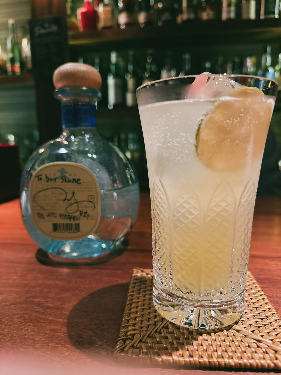 오사카 도톤보리 BAR SHANE.
바텐더분이 보여주신 옹이와 함께 찍은 사진.(촬영과 sns 게시 모두 허용해주심)
성우가 마신 음료 :
데킬라 Donjulio BLANCO 베이스의 칵테일