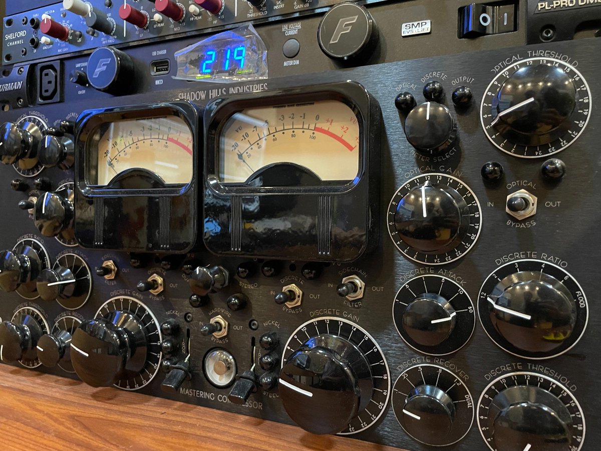 SHADOW HILLS. This one really looks awesome, and also I really want to have a studio in the moutain.U guys can get it right?📷

#mastering #analog #compressor #proaudio #mixer #compeq #dictator📷