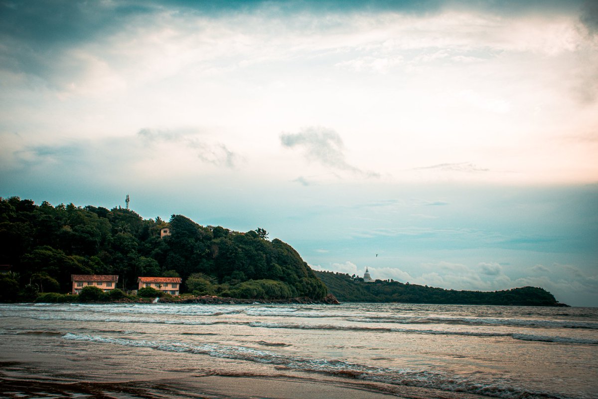 Subod_hiruna's tweet photo. දෙවට වෙරළ තීරයට රූමස්සල සාම චෛත්‍ය පෙනෙන ආකාරය❤️📸 

#galle #dewata #photo #nikon #NikonD7200 https://t.co/nckBJF71JG