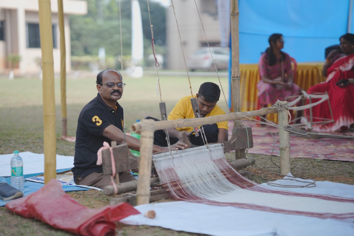 utshafoundation's tweet photo. BARBIL ART PROJECT VI moves into the second day. 

#contemporaryart #collaborationproject #communityart #traditionalcontemporary #continuingcontemporary #utsha #utshafoudation https://t.co/BHeaTCwe1D