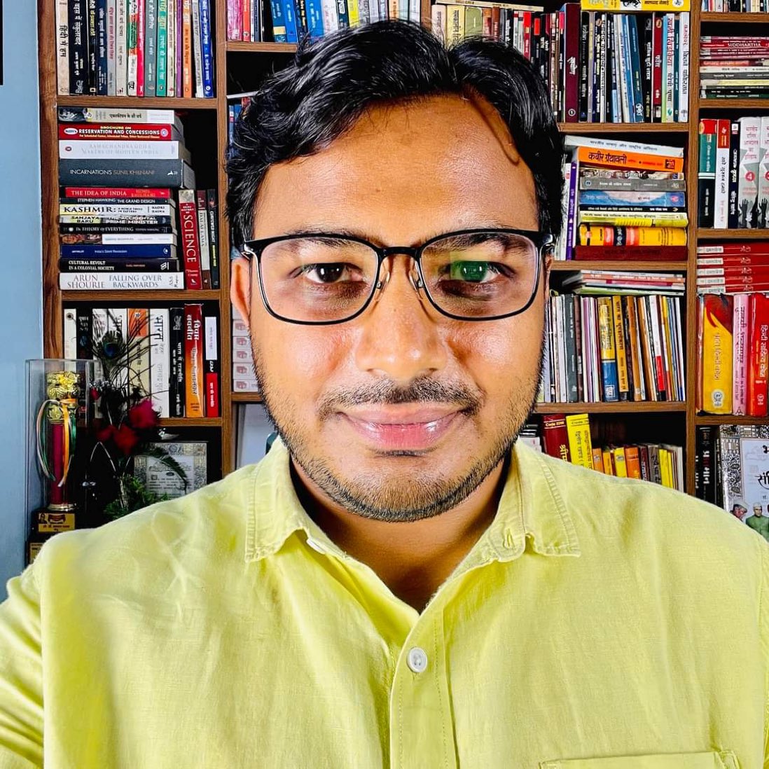 प्रोफेसर लक्ष्मण यादव को पद से हटाया गया।
बहुजनों की आवाज उठाने का ये परिणाम है।

 लोकतंत्र में जो बोलेगा,उसके साथ यही होगा,आखिर क्यों?

<a href="/DrLaxman_Yadav/">Dr. Laxman Yadav</a> 
#लक्ष्मण_यादव_को_न्याय_दो