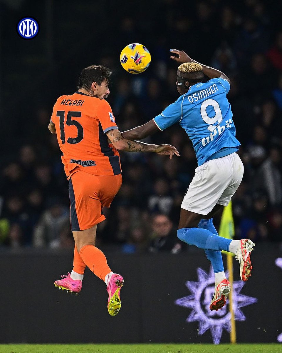 ainurohman's tweet photo. Suatu pagi, setelah setahun didiagnosis terkena kanker, Francesco Acerbi bangun dengan kesadaran baru. Dia mulai berpikir soal orang tuanya, berpikir soal kehidupannya yang hampa, berpikir soal kesempatan besar yang dia sia-siakan dalam hari-hari tak bermakna di klub-klub malam. 

Acerbi takut jika tiba-tiba kematian datang menjemputnya, Acerbi takut terhisap dalam jurang gelap penyesalan, Acerbi takut pada bayangannya sendiri.

Acerbi sadar bahwa ini semua harus dihentikan. Dia tidak ingin lagi makan, minum, dan hidup dengan cara ngawur. Acerbi bangkit dari tempat tidurnya. Dia menemui terapis yang membantunya melewati masa-masa genting berhadapan dgn kanker testis yg mengancam. 

Ayah Acerbi, Roberto, meninggal pada 2012. Kepergian sang ayah meninggalkan luka pedih pada diri Acerbi. Acerbi kehilangan sosok yang dia cintai. Acerbi kehilangan sosok yang kadang dia benci karena terus saja menantangnya, seringnya dengan cara yg kelewat keras, untuk menjadi pemain sepak bola kualitas unggul. 

Ada sebuah lubang menganga dalam dada Acerbi. Dia mulai rutin menenggak alkohol, sama sekali tidak serius berlatih, dan berpikir untuk segera memungkasi kariernya yg pendek di sepak bola. Setahun setelah kepergian Roberto, Acerbi divonis mengindap kanker.

Anehnya, kehadiran penyakit mematikan itu nyatanya tak langsung mengubah gaya hidup Acerbi. Pagi, Acerbi memang menjalani kemoterapi. Tetapi siangnya, Arcebi santai menonton TV sambil menyantap berlembar-lembar pizza. Malamnya, Acerbi berangkat berpesta di berbagai klub malam.

Hingga pada suatu malam, Acerbi mendapatkan mimpi yang sangat aneh. Sosok Ayahnya dan Tuhan seakan hadir dalam wujud yang sama. Mereka mendesak Acerbi untuk bangkit dan meninggalkan hidupnya yang dangkal tanpa tujuan. 

Pagi harinya, Acerbi menangis sesenggukan. Dia, seorang pemain berbakat dgn kaki kiri yang lihai, punya talenta alam yang sangat besar, punya fisik yang kukuh menjulang, ternyata telah lama menyia-nyiakan anugerah Tuhan. 

Acerbi lalu serius melawan kankernya. Alkohol, pizza, klub malam digantikan oleh air putih, sayur, buah, bresaola, dan tidur tepat waktu.

Acerbi banyak menghabiskan waktu dengan para penyandang disabilitas dan anak-anak pengidap kanker. Setiap Kamis pagi, Acerbi bersemangat melakukan aksi sosial bersama para pekerja penyandang disabilitas. 

Mata Acerbi terbuka. Dia akhirnya bisa melihat kehidupan dalam perspektif yang lain. Sebuah kehidupan penting, mendalam, bermakna.  

Lebih dari setahun kemudian, Acerbi sudah sepenuhnya mampu melawan kankernya. Kariernya berjalan lancar. Lalu untuk kali pertama, dia dipanggil dalam skuad tim nasional Italia. 

Tetapi hidup tak cepat bosan untuk menguji mental Acerbi. Keinginannya untuk membela Italia pada Euro 2016 gagal. Antonio Conte tidak memanggilnya. Keinginannya untuk meminang kekasihnya, Serena, gagal. Hubungannya kandas begitu saja.

Tetapi kali ini, Acerbi menerima penderitaannya dengan tangan terbuka. Dia tak ingin lagi menyia-nyiakan hidup dan bakatnya.

Tujuh tahun setelah terdiagnosis kanker, Acerbi akhirnya dipanggil dalam turnamen internasional besar pertamanya. Dia berada dalam skuad Italia yang menjadi juara Euro 2020.

Acerbi menemukan tambatan hati yang lain pada diri Claudia. Hidup Acerbi semakin lengkap karena Claudia melahirkan dua putri yang cantik.

Pada usia 35 tahun, Acerbi masih melaju dengan baik. Dalam 11 pertandingan beruntun di Serie A musim ini, Acerbi bermain penuh 90 menit. Dalam 3 dari 4 laga terakhir di Liga Champions, Acerbi juga bermain penuh 90 menit. Dia membantu Inter memuncaki klasemen sementara Serie A dan lolos ke fase knockout Liga Champions. 

Acerbi ingin terus berada dalam tingkat keterampilan dan kebugaran yang baik sehingga tahun depan bisa bermain di Euro 2024.

Bagi Acerbi, hidup akan selalu mendatangkan tantangan demi tantangan yang menyakitkan. Tetapi kali ini, Acerbi tak mau lagi melarikan diri...

📸: francescoacerbi88