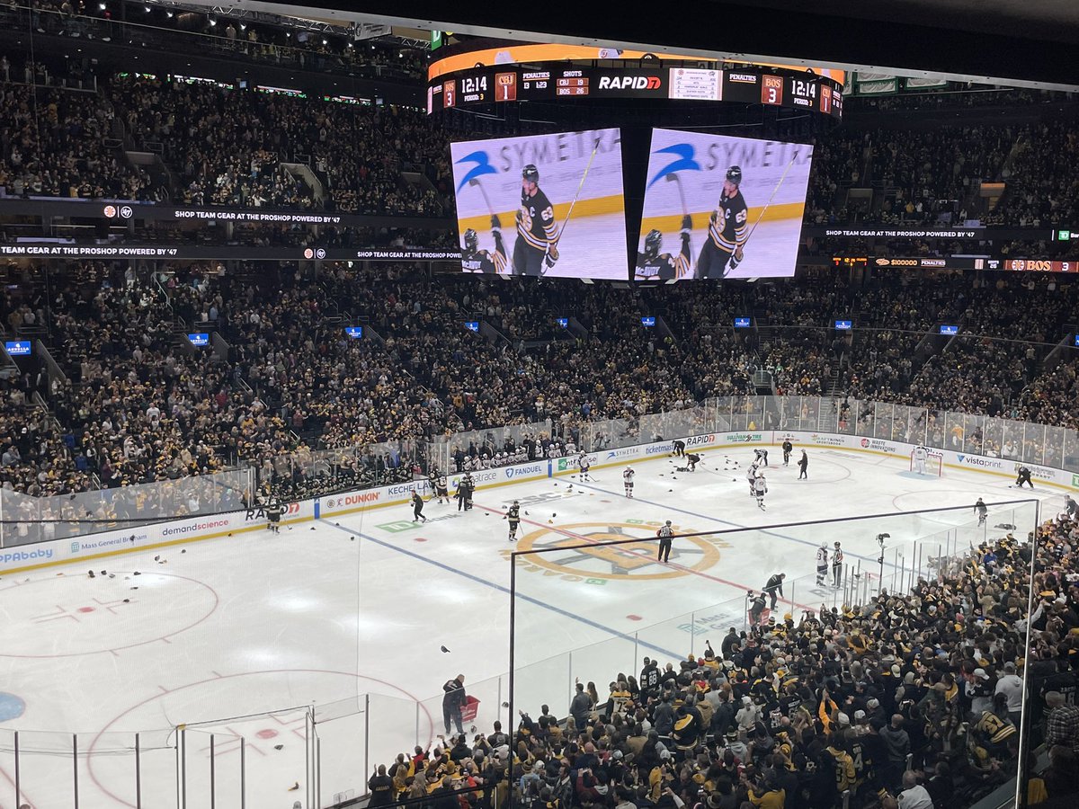 KitHughesHC's tweet photo. Great night at the Garden w/ the big man. First B’s game in a long time. Thanks to Brad Marchand for the natural hat trick in 3rd to send us all home happy! #GoBs #OhCaptain #LoveThatDirtyWater 🏒 https://t.co/SprqV9Vq6t