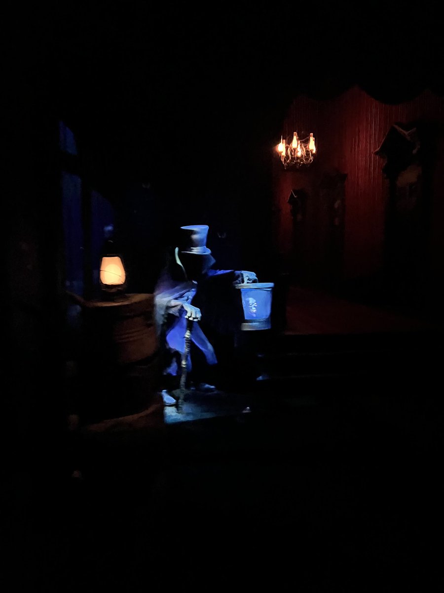 Guess who finally made their presence known tonight at Very Merry Christmas at Magic Kingdom…..Hatbox Ghost!