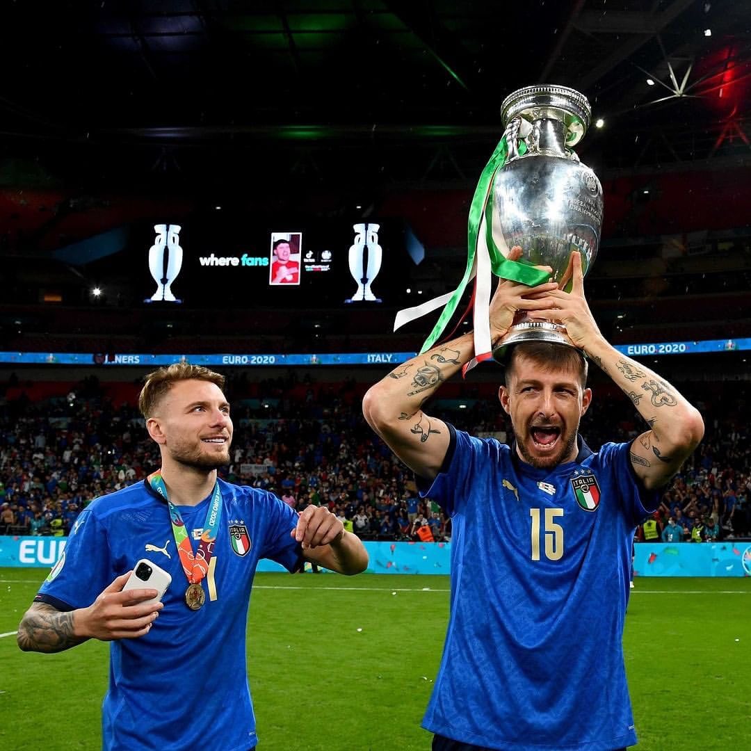 ainurohman's tweet photo. Suatu pagi, setelah setahun didiagnosis terkena kanker, Francesco Acerbi bangun dengan kesadaran baru. Dia mulai berpikir soal orang tuanya, berpikir soal kehidupannya yang hampa, berpikir soal kesempatan besar yang dia sia-siakan dalam hari-hari tak bermakna di klub-klub malam. 

Acerbi takut jika tiba-tiba kematian datang menjemputnya, Acerbi takut terhisap dalam jurang gelap penyesalan, Acerbi takut pada bayangannya sendiri.

Acerbi sadar bahwa ini semua harus dihentikan. Dia tidak ingin lagi makan, minum, dan hidup dengan cara ngawur. Acerbi bangkit dari tempat tidurnya. Dia menemui terapis yang membantunya melewati masa-masa genting berhadapan dgn kanker testis yg mengancam. 

Ayah Acerbi, Roberto, meninggal pada 2012. Kepergian sang ayah meninggalkan luka pedih pada diri Acerbi. Acerbi kehilangan sosok yang dia cintai. Acerbi kehilangan sosok yang kadang dia benci karena terus saja menantangnya, seringnya dengan cara yg kelewat keras, untuk menjadi pemain sepak bola kualitas unggul. 

Ada sebuah lubang menganga dalam dada Acerbi. Dia mulai rutin menenggak alkohol, sama sekali tidak serius berlatih, dan berpikir untuk segera memungkasi kariernya yg pendek di sepak bola. Setahun setelah kepergian Roberto, Acerbi divonis mengindap kanker.

Anehnya, kehadiran penyakit mematikan itu nyatanya tak langsung mengubah gaya hidup Acerbi. Pagi, Acerbi memang menjalani kemoterapi. Tetapi siangnya, Arcebi santai menonton TV sambil menyantap berlembar-lembar pizza. Malamnya, Acerbi berangkat berpesta di berbagai klub malam.

Hingga pada suatu malam, Acerbi mendapatkan mimpi yang sangat aneh. Sosok Ayahnya dan Tuhan seakan hadir dalam wujud yang sama. Mereka mendesak Acerbi untuk bangkit dan meninggalkan hidupnya yang dangkal tanpa tujuan. 

Pagi harinya, Acerbi menangis sesenggukan. Dia, seorang pemain berbakat dgn kaki kiri yang lihai, punya talenta alam yang sangat besar, punya fisik yang kukuh menjulang, ternyata telah lama menyia-nyiakan anugerah Tuhan. 

Acerbi lalu serius melawan kankernya. Alkohol, pizza, klub malam digantikan oleh air putih, sayur, buah, bresaola, dan tidur tepat waktu.

Acerbi banyak menghabiskan waktu dengan para penyandang disabilitas dan anak-anak pengidap kanker. Setiap Kamis pagi, Acerbi bersemangat melakukan aksi sosial bersama para pekerja penyandang disabilitas. 

Mata Acerbi terbuka. Dia akhirnya bisa melihat kehidupan dalam perspektif yang lain. Sebuah kehidupan penting, mendalam, bermakna.  

Lebih dari setahun kemudian, Acerbi sudah sepenuhnya mampu melawan kankernya. Kariernya berjalan lancar. Lalu untuk kali pertama, dia dipanggil dalam skuad tim nasional Italia. 

Tetapi hidup tak cepat bosan untuk menguji mental Acerbi. Keinginannya untuk membela Italia pada Euro 2016 gagal. Antonio Conte tidak memanggilnya. Keinginannya untuk meminang kekasihnya, Serena, gagal. Hubungannya kandas begitu saja.

Tetapi kali ini, Acerbi menerima penderitaannya dengan tangan terbuka. Dia tak ingin lagi menyia-nyiakan hidup dan bakatnya.

Tujuh tahun setelah terdiagnosis kanker, Acerbi akhirnya dipanggil dalam turnamen internasional besar pertamanya. Dia berada dalam skuad Italia yang menjadi juara Euro 2020.

Acerbi menemukan tambatan hati yang lain pada diri Claudia. Hidup Acerbi semakin lengkap karena Claudia melahirkan dua putri yang cantik.

Pada usia 35 tahun, Acerbi masih melaju dengan baik. Dalam 11 pertandingan beruntun di Serie A musim ini, Acerbi bermain penuh 90 menit. Dalam 3 dari 4 laga terakhir di Liga Champions, Acerbi juga bermain penuh 90 menit. Dia membantu Inter memuncaki klasemen sementara Serie A dan lolos ke fase knockout Liga Champions. 

Acerbi ingin terus berada dalam tingkat keterampilan dan kebugaran yang baik sehingga tahun depan bisa bermain di Euro 2024.

Bagi Acerbi, hidup akan selalu mendatangkan tantangan demi tantangan yang menyakitkan. Tetapi kali ini, Acerbi tak mau lagi melarikan diri...

📸: francescoacerbi88