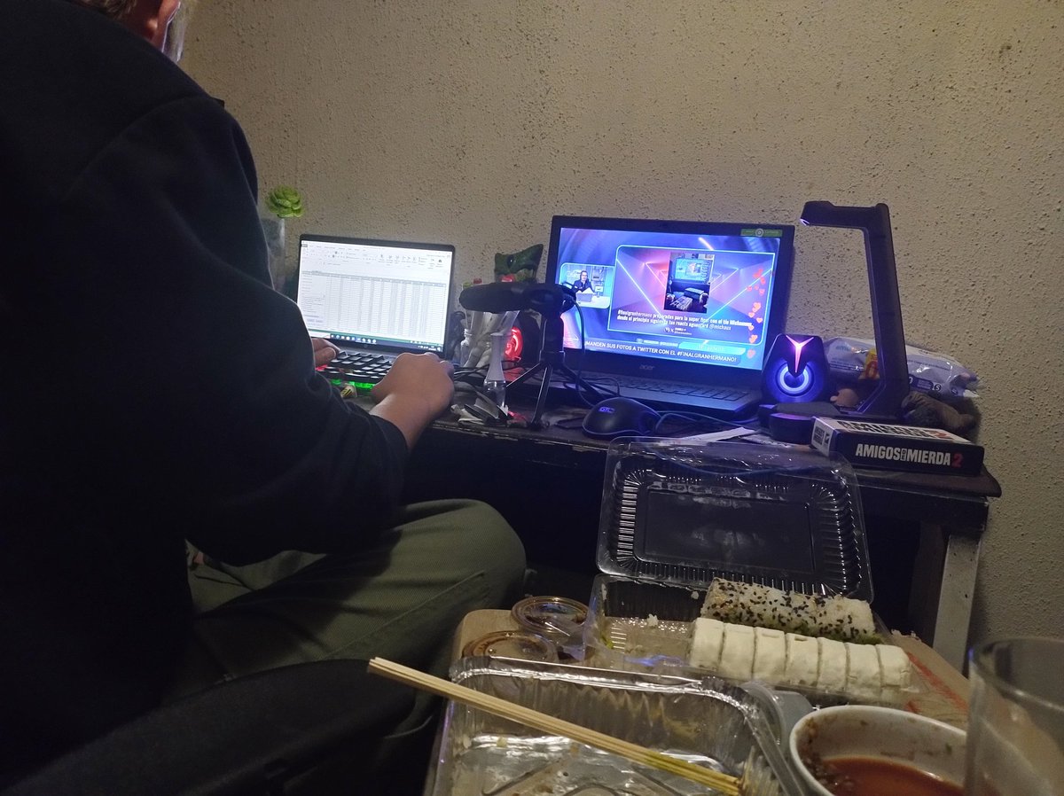 Javix582's tweet photo. #FinalGranHermano

Esperando quien salga en la final... Mi pololo Diegito viéndote desde el primer día, dice que el michoquin le da el sazón .
Invitando la cena de sushi 🤤

@ClaudioMichaux @chilevision https://t.co/YByKGUK0yn