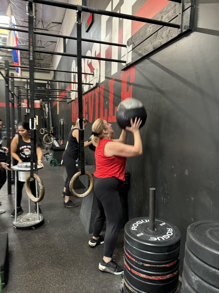 ambermg1's tweet photo. Competed in my first CrossFit competition this weekend and I didn’t die so I’m pretty proud of myself. https://t.co/LRcOF5zYZA