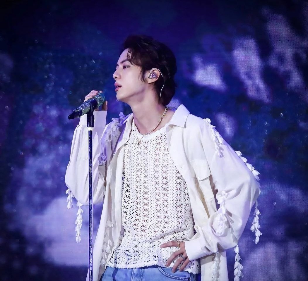 BetyJthan's tweet photo. Feliz cumpleaños a este ser increíble 🥳🥳 no olvides que ARMY te espera con los brazos abiertos 💜💜 nunca dejes de ser la persona EXTRAORDINARIA que eres 🌙🚀
#HappyBirthdayJin 
#jinbirthday 
#BTSJIN https://t.co/ImKmNoXocq