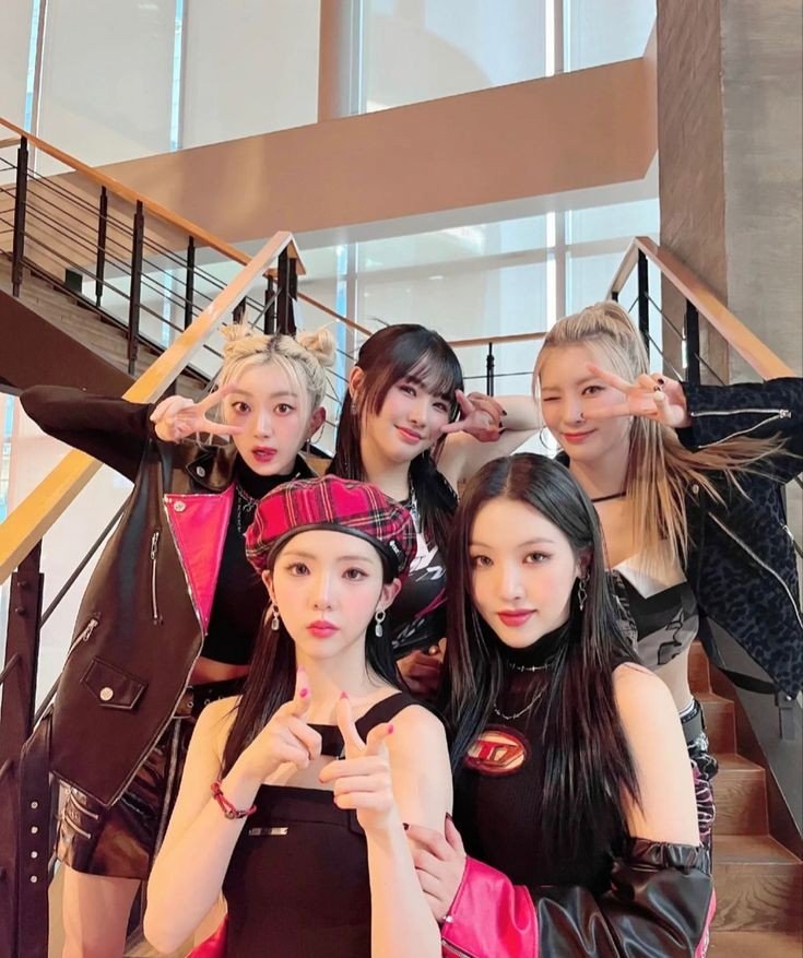 Jukroluvie's tweet photo. 👑Conheça o Craxy e vire Stan de Poderosas 👑 a thread https://t.co/G98ySO1fnR
