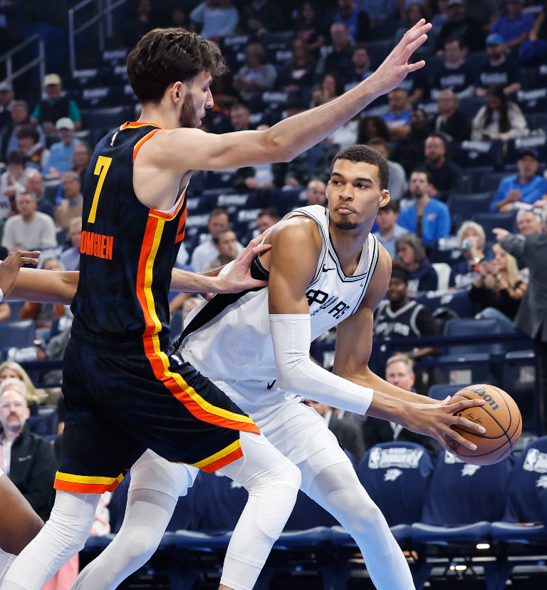 50NuancesDeNBA's tweet photo. Gilbert Arenas sur le débat Victor/Chet :

« Je prends Wemby...je préférerais être à la place du joueur de 19 ans qui affiche les mêmes stats que celui de 21...car lorsque j'aurai 21 ans, il est fort probable que je sois All-Star. Je préférerais être le joueur le plus jeune qui fait les mêmes choses que celui qui est dans sa deuxième année professionnelle. [...] Où était Chet à 19 ans ? Je peux vous le dire, pas en NBA...mais nous voyons ce qu'il donne aujourd'hui...imaginez maintenant ce que sera Wemby à 21 ans, car c'est contre cette version de Victor qu'il faudrait opposer Chet...est-ce qu'il tournera en 17/10, ou plutôt en 26/12 ? Et à ce moment-là, il ne s'agira même plus d'une comparaison, ils ne seront tout simplement pas sur la même planète...car de base, ils n'étaient pas sur la même planète à 19 ans. On les compare car il sont, je mets des guillemets, "rookies tous les deux", mais il faut garder en tête leur âge. Victor est en NBA à 19 ans, avec toute la pression qui va avec, pendant que Chet était au lycée au même âge. [...] Comparons Chet aux joueurs de sa tranche d'âge...Paolo Banchero, Scottie Barnes, Anthony Edwards, LaMelo, et même Brandon Miller ; voici les joueurs de ton groupe avec qui il faut te comparer Chet...pas avec Wemby ; ce sont les médias qui ont créé cette comparaison de merde » 🗣️

Deux ans d'écart...ça semble peu, mais pour l'Agent 0, c'est une différence capitale qui rend la comparaison presque impossible...
