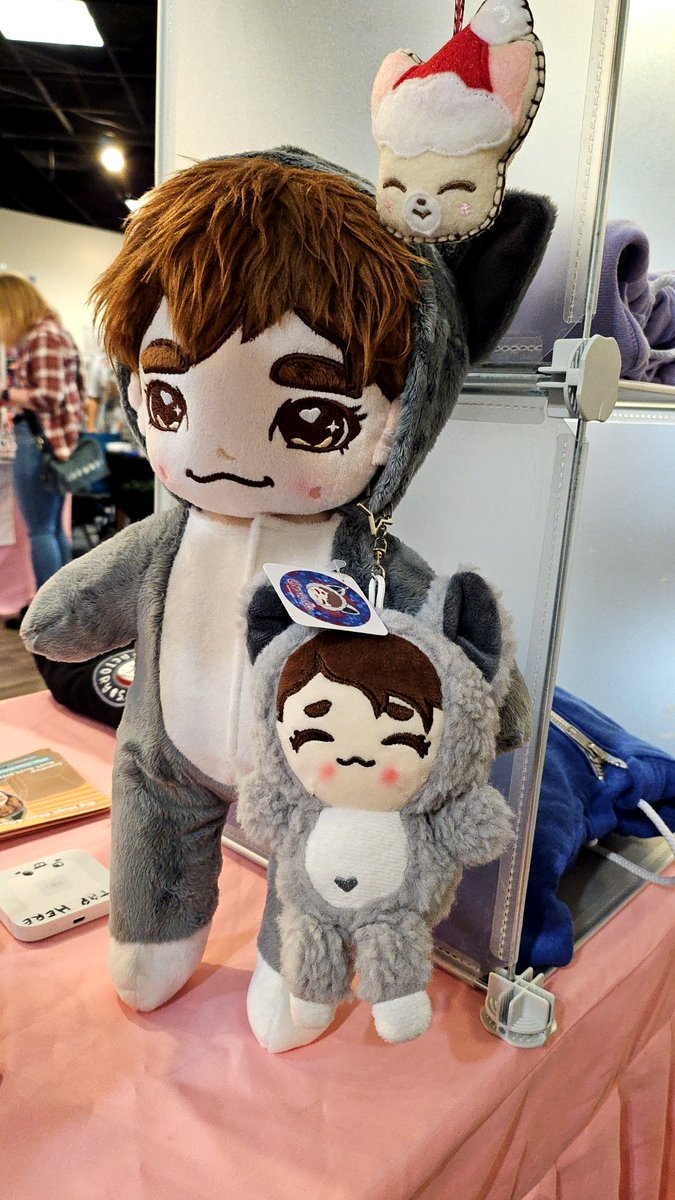 ThePastelFix's tweet photo. Chan wearing Chan as an accessory 🫣 

K-Christmas was the 4th Kpop event I went to in Orlando on Saturday and I've met so many kind and amazing kpop stans. I feel so lucky.
#bangchanplush #kpopmultistan #StrayKids https://t.co/yQ2vLFCbtx