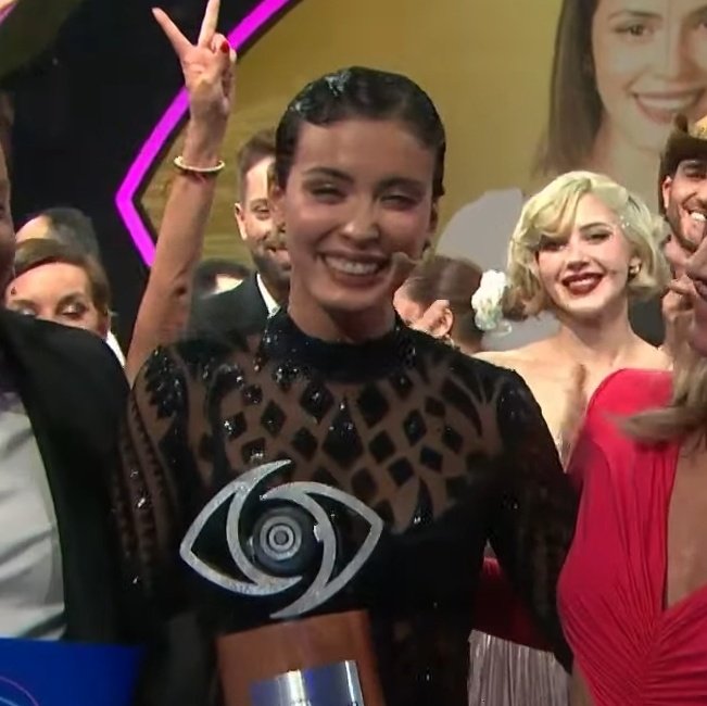 luxerres's tweet photo. QUE QUIEN NO IBA A GANAR NI CAGANDO???? HABLABAN DE CONSTANZA CAPELLI LA PRIMERA GANADORA DE GH CHILE #GranConstanza #ConstanzaGanadora https://t.co/vTfdDOoype