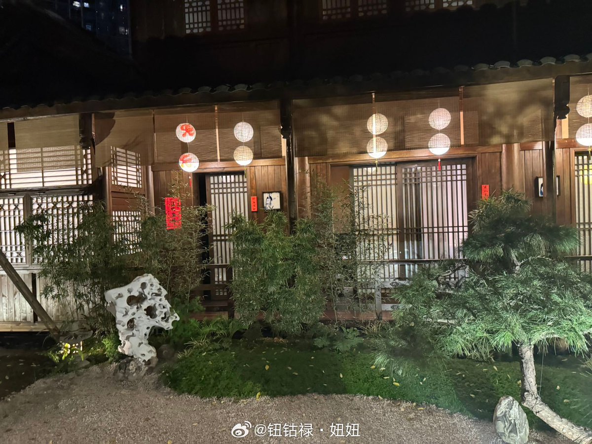 A 🍊 visited the restaurant (芳香景) where Gong Jun had his recent mag photo shoot.  After checking in, she had a meal there. 

The eye catching phrase on the plate? 

山河不足重，重在遇知己 - "what matters most is not the mountains and rivers but meeting your soulmate" #JunZhe