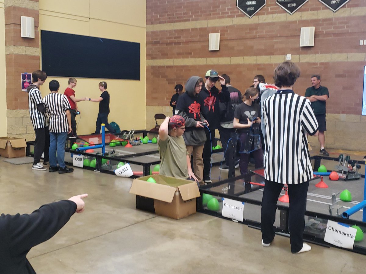 SandyVEXRobotic's tweet photo. First major tournament of the season is in the books.  All the teams made it through to elimination rounds with 1460A made it to semi-finals before losing a close one.  1460W had a great 1st tournament ever and learned a lot. 1460G wonthe Sportsmanship award. Onto the next event. https://t.co/JTBo2894Fp