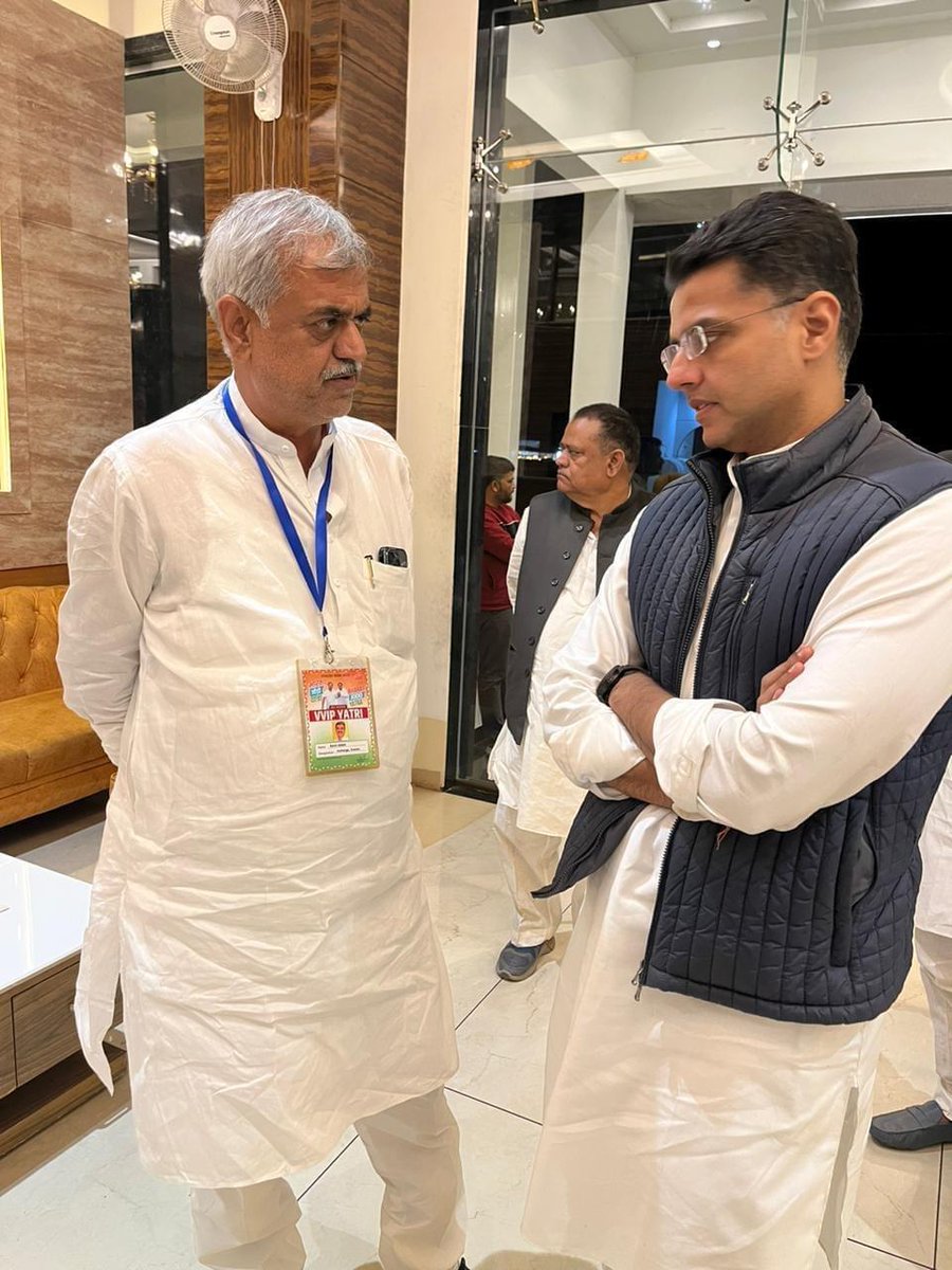 ay9538046's tweet photo. तेरे गिरने में तेरी हार नही,,
तू आदमी है अवतार नही,,
गिर उठ चल ओर फिर भाग,,

क्योकि जीत संछिप्त है,,
इसका कोई सार नही,,

हार तो झणिक है ,हौशला निरन्तर रहना चाहिए,अगर हम आप की जीत में आप के साथ रहे, तो हम आप की हार में भी आप के साथ है,🙏🙏
 Ravi Joshi ❤️
#एक_ही_वादा_रवि_दादा https://t.co/y5eXWrcush