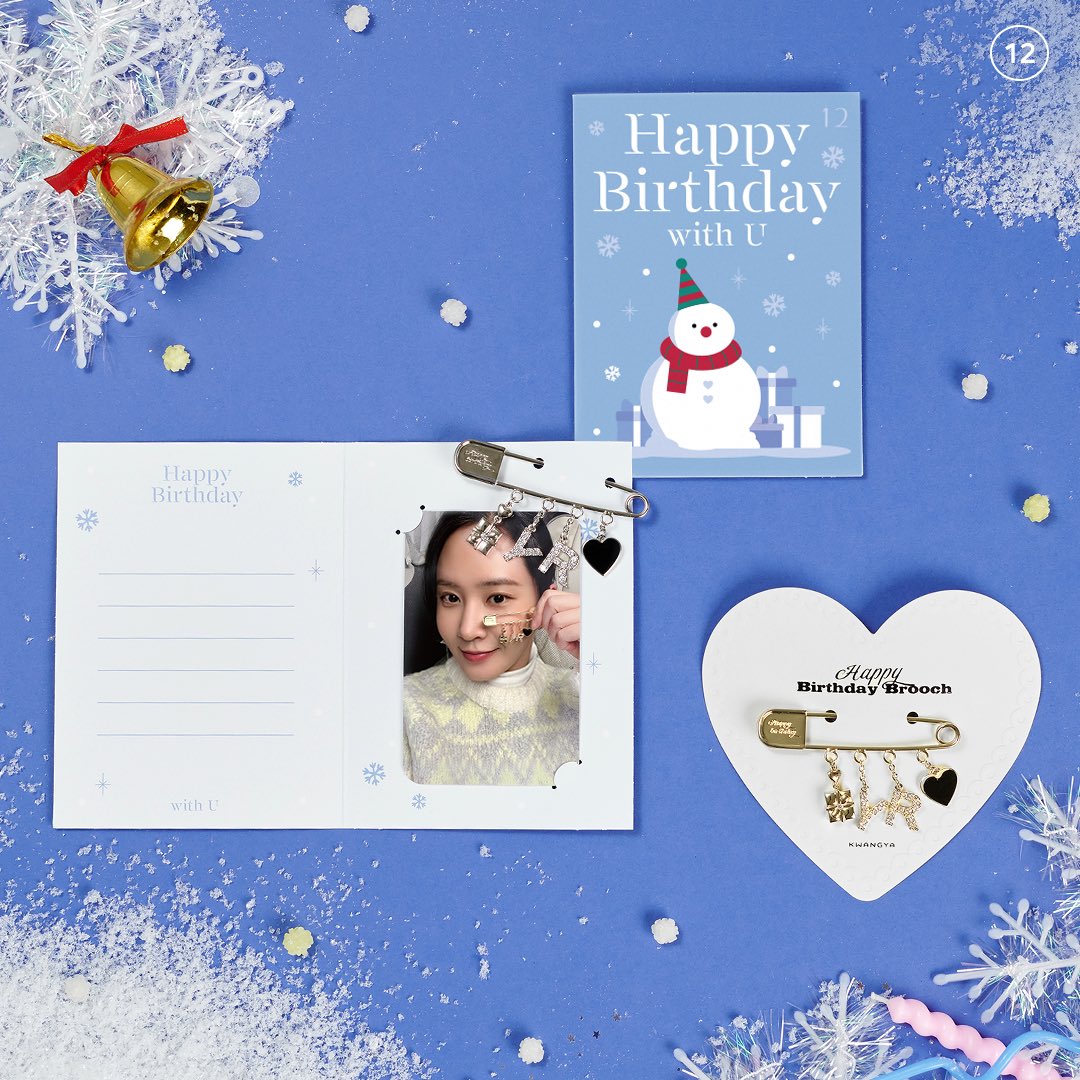 YURI의 생일을 기념하는 ARTIST BIRTHDAY BROOCH&amp;BIRTHDAY CARD를 만나보세요!🥳 
아티스트의 이니셜로 포인트를 준 러블리한 드롭 스타일 브로치 2종과
축하 메시지도 적을 수 있는 귀여운 생일카드까지!
브로치를 생일 카드에 걸어 데스크 위 특별한 소품으로 활용 해 보는건 어떨까요?

🔹 ONLINE