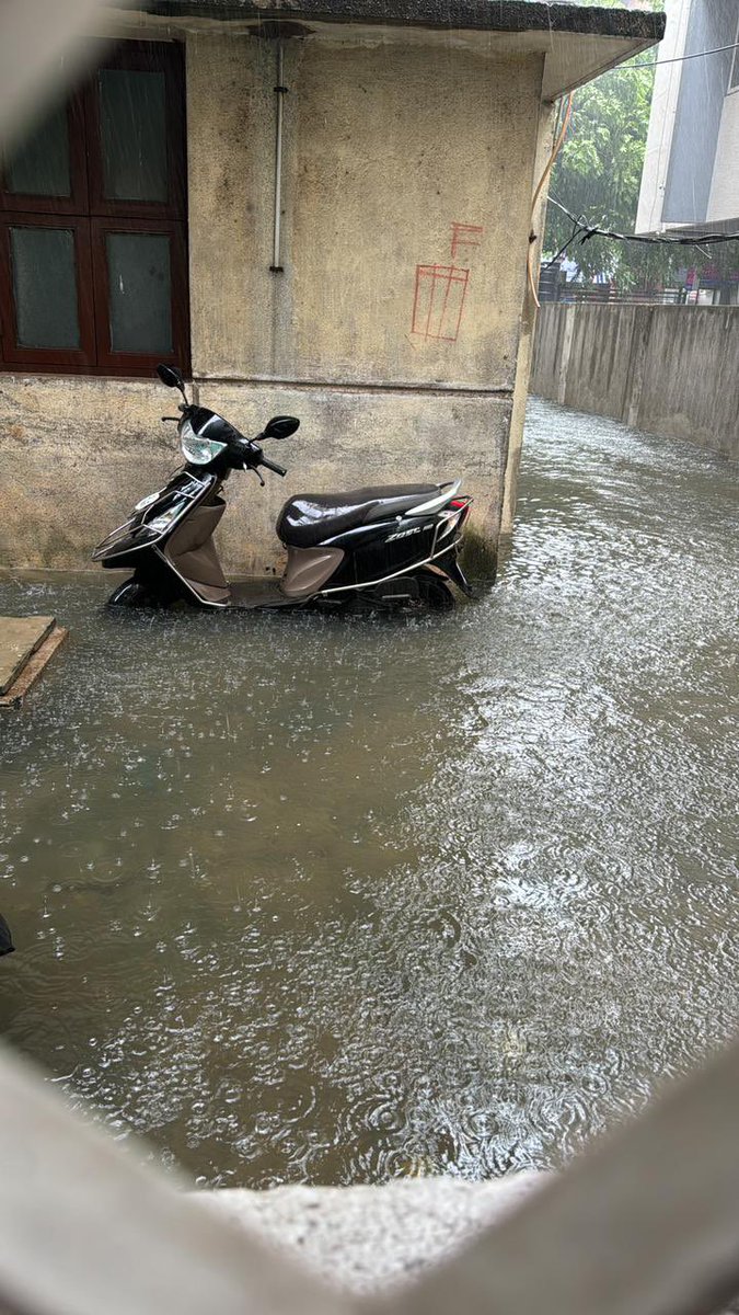 Endloori's tweet photo. Vellala street in Purasawalkm completely flooded inside the building #ChennaiFloods @chennaiweather @praddy06 https://t.co/cAgCtJltxy