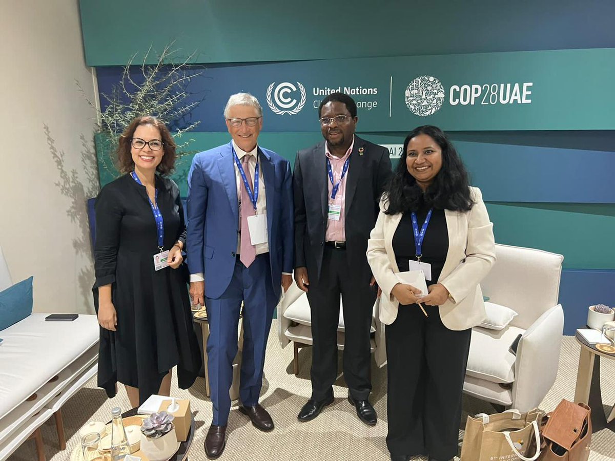 Yesterday at #COP28, @BillGates met CGIAR leaders and scientists to discuss the critical issues of food and nutrition security in a climate crisis. 🌍💡 #WithScienceWeCan #OneCGIAR