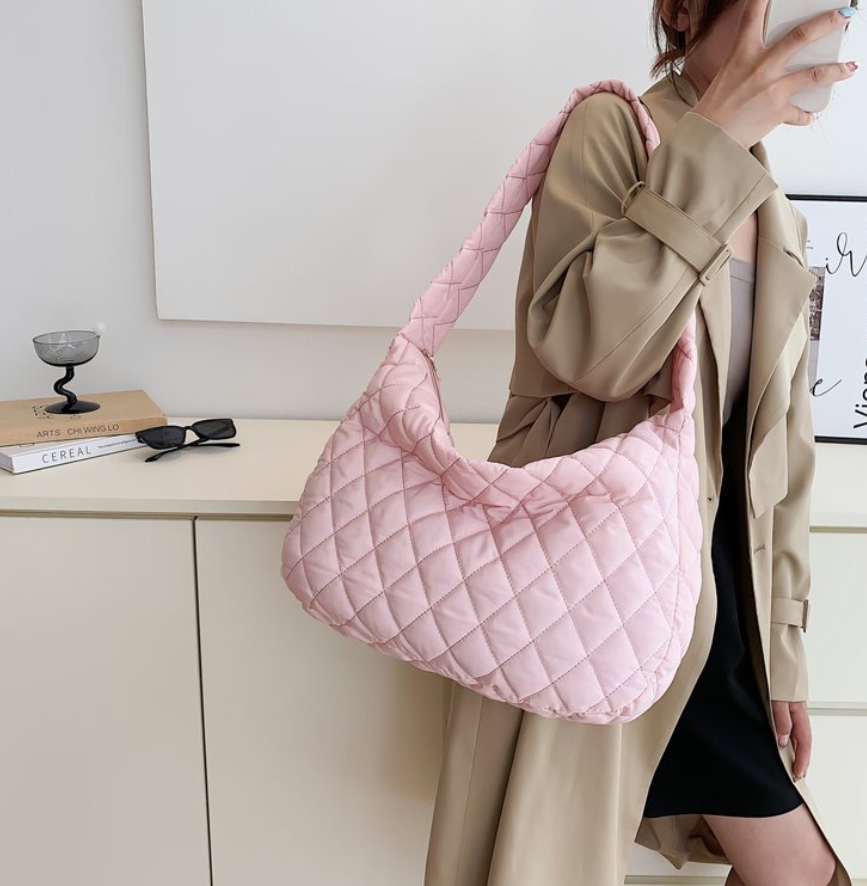 oddaengmart's tweet photo. jin birthday giveaway 💜
∙ 1 winner of pink quilted bag

rules
∙ like &amp; rt this tweet
∙ mbf @oddaengmart

notes
∙ winner to shoulder lsf via sc/o
∙ ends on dec 8
∙ ph armys only 🇵🇭

goodluck and happy birthday jin 🥳

#HappyBirthdayJin 
#JINDAY https://t.co/OUZxdGuCek
