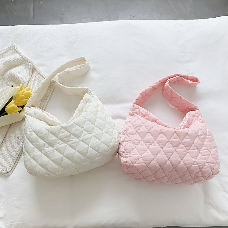 oddaengmart's tweet photo. jin birthday giveaway 💜
∙ 1 winner of pink quilted bag

rules
∙ like &amp; rt this tweet
∙ mbf @oddaengmart

notes
∙ winner to shoulder lsf via sc/o
∙ ends on dec 8
∙ ph armys only 🇵🇭

goodluck and happy birthday jin 🥳

#HappyBirthdayJin 
#JINDAY https://t.co/OUZxdGuCek