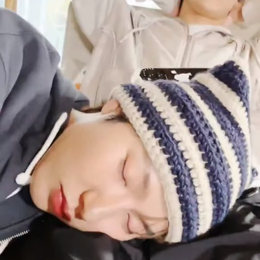 Renjun hehe cat 🐱🥹🤏🏻💤

🔋100 %               🪫LOW BATTERY