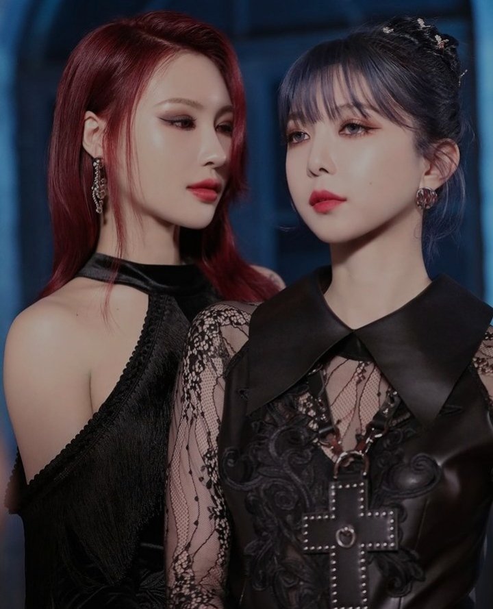 singbinfeed's tweet photo. Start the week with SingBin ❤️💙

#SIYEON #시연 #DAMI #다미 https://t.co/xpmaKIiCDv