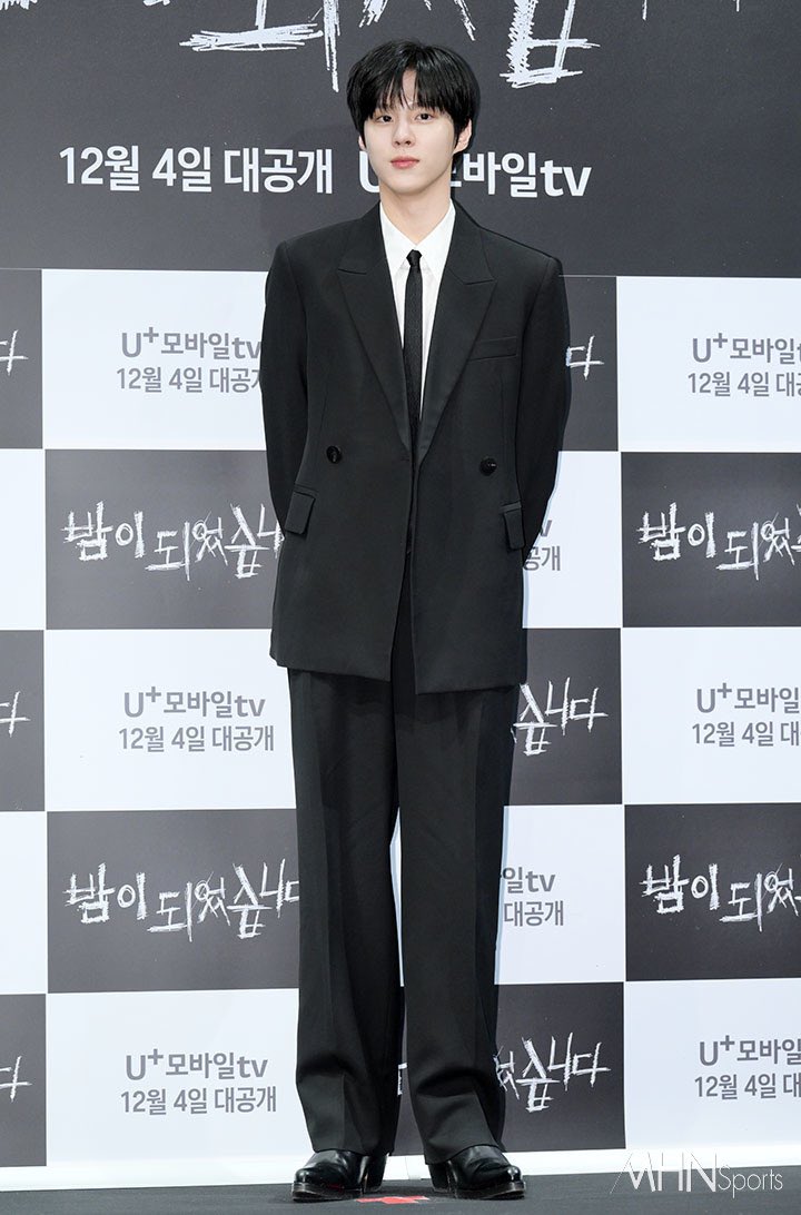 withws1027love_'s tweet photo. 밤이 되었습니다 기자간담회 사진 김우석 🖤

#김우석 #KIMWOOSEOK https://t.co/3VwJd90Qhp