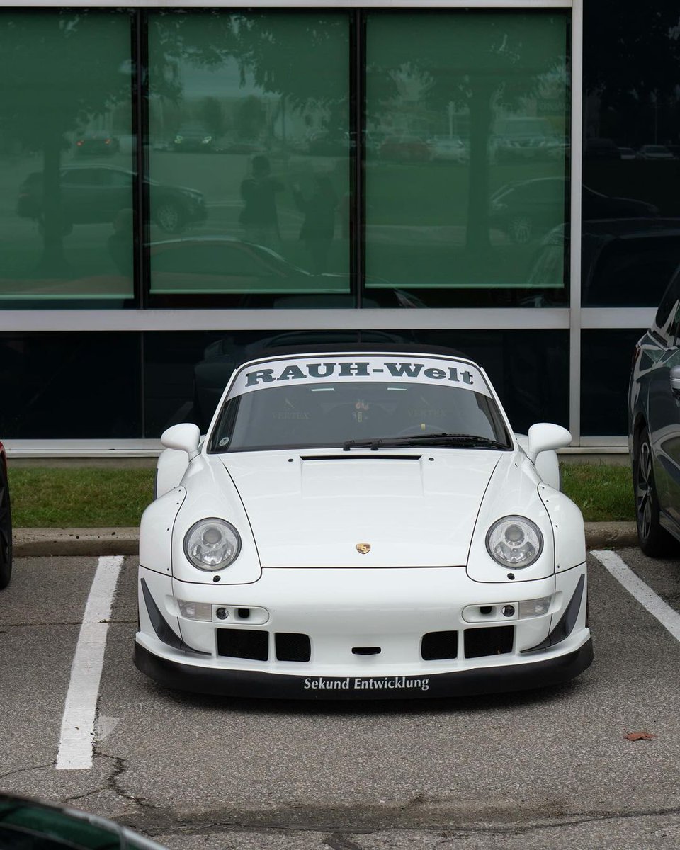 miroo_my's tweet photo. I’m so glad i got to shoot this car, never got a chance at the RWB meet a few months back 🌐 

•
•
•
🏷️: #porsche993 #rwb993 #rwbporsche #akiranakai https://t.co/Tmn5sR7q5m