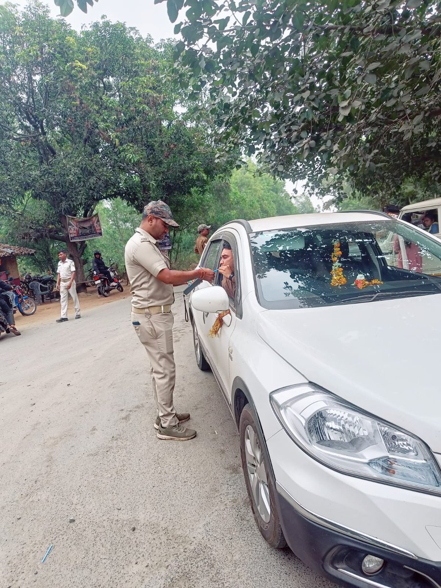 Like police setting an example by obeying Traffic rules of being SAFE ,why not we ? salutes to those who care for themselves as well as others! @STAOdisha  @dm_jharsuguda 
#defensivedriving
#supportroadsafety
#sayNOtoalcohol