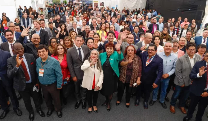 EvidenciaLa's tweet photo. #México si busca la autosuficiencia #alimentaria 2do Foro Internacional Agroindustrial #FIA2 @CANACINTRAMex @SedecoCDMX @CdeAbastoCDMX
@martinespinosa @mfloresarellano @corpo_varela @Nakachi_Mx @jvgilescas
https://t.co/HpCnUxnQTA a través de @EvidenciaLa https://t.co/d0umTu9vYm