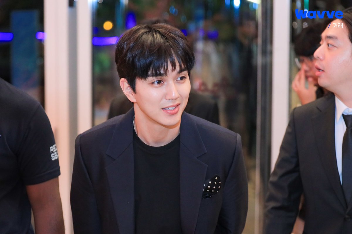 wavve_official's tweet photo. 글로벌 관심 폭발🔥 [거래]
국위 선양하는 유승호 미모는 덤..💕

홍해국제영화제 한국 드라마 유일 초청작 [거래]🎉
지금 웨이브에서 전편 스트리밍 중
JUST DIVE Wavve!🌊

#웨이브 #Wavve #웨이브오리지널
#웨이브오리지널드라마 #거래 #유승호 https://t.co/UxcY0Vyef6