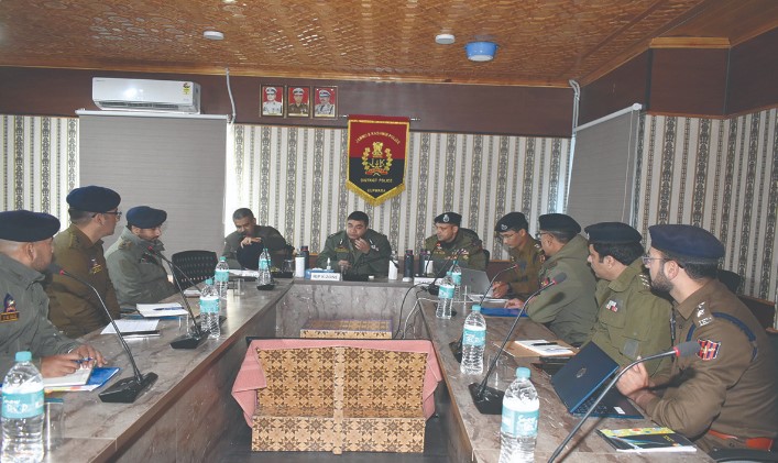 Intensify anti-terror ops, take action against law violators: IGP Kashmir
#AntiTerrorOperations #LawViolators #SecurityReviewMeeting #IGPkashmir #SSPkupwara #SSPHandwara
kashmirnewshighlights.com/2023/12/blog-p…