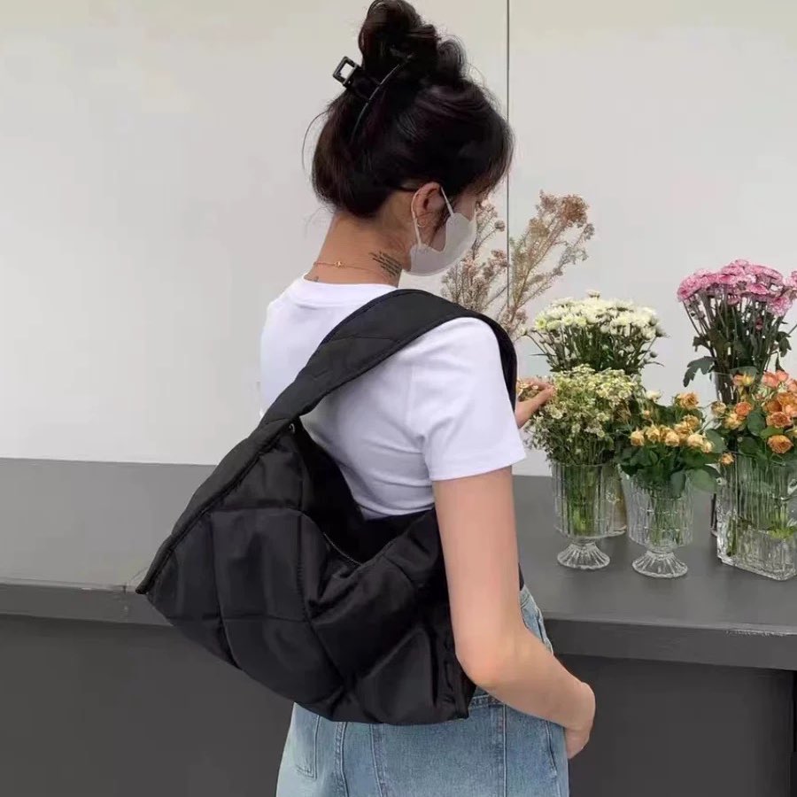 Rafstore4's tweet photo. อหหหห ยกให้เป็นที่สุดของ shoulder bag!! สะพายแล้วโคตรสวย ลุคไหนก็เอาอยู่ เห็นใบแค่นี้แต่จุของได้เยอะมากใส่ไอแพดได้สบาย แบกเยอะแค่ไหนก็ไม่เจ็บไหล่เพราะสายเค้าใหญ่กำลังดี ตอนนี้เหลือแค่สองร้อยนิดๆเอง ใช้แล้วชอบมาก;-; https://t.co/Z5HXpBfwT6