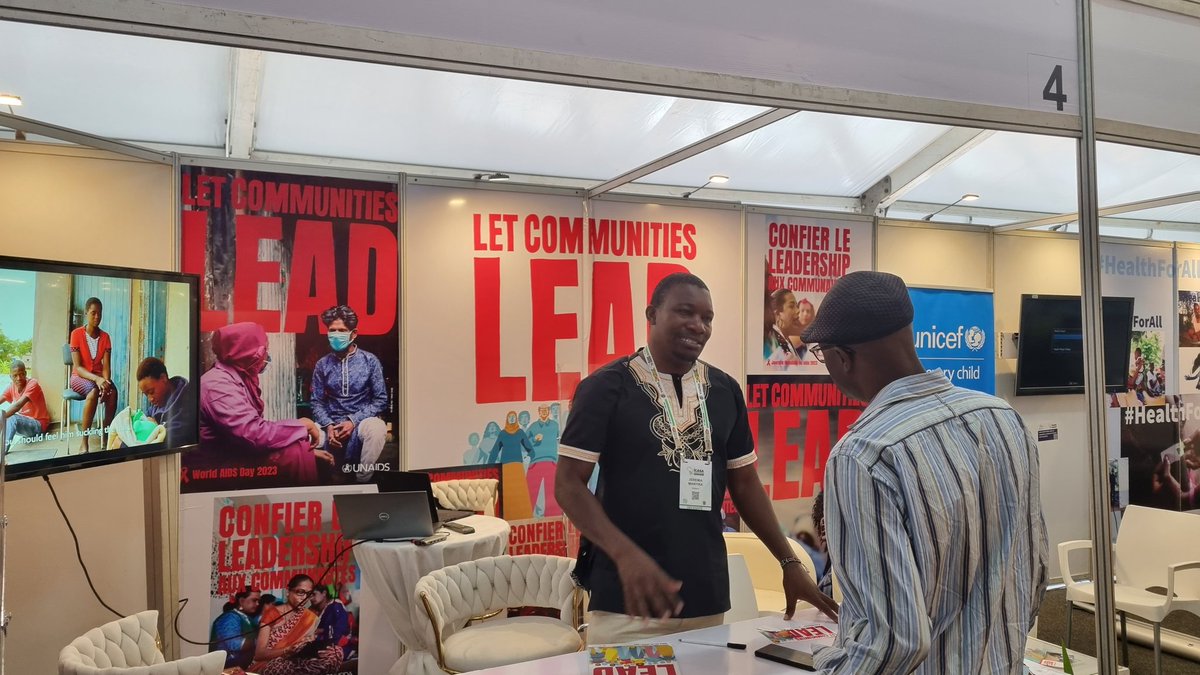 MuleyaM's tweet image. The exhibition booth at the International AIDS conference in Africa is a hive of activity as  @JerryManyika from @UNAIDS country office in Zimbabwe explains to a visitor  the importance of communities leading in the AIDS response at  #ICASA22 #Harare