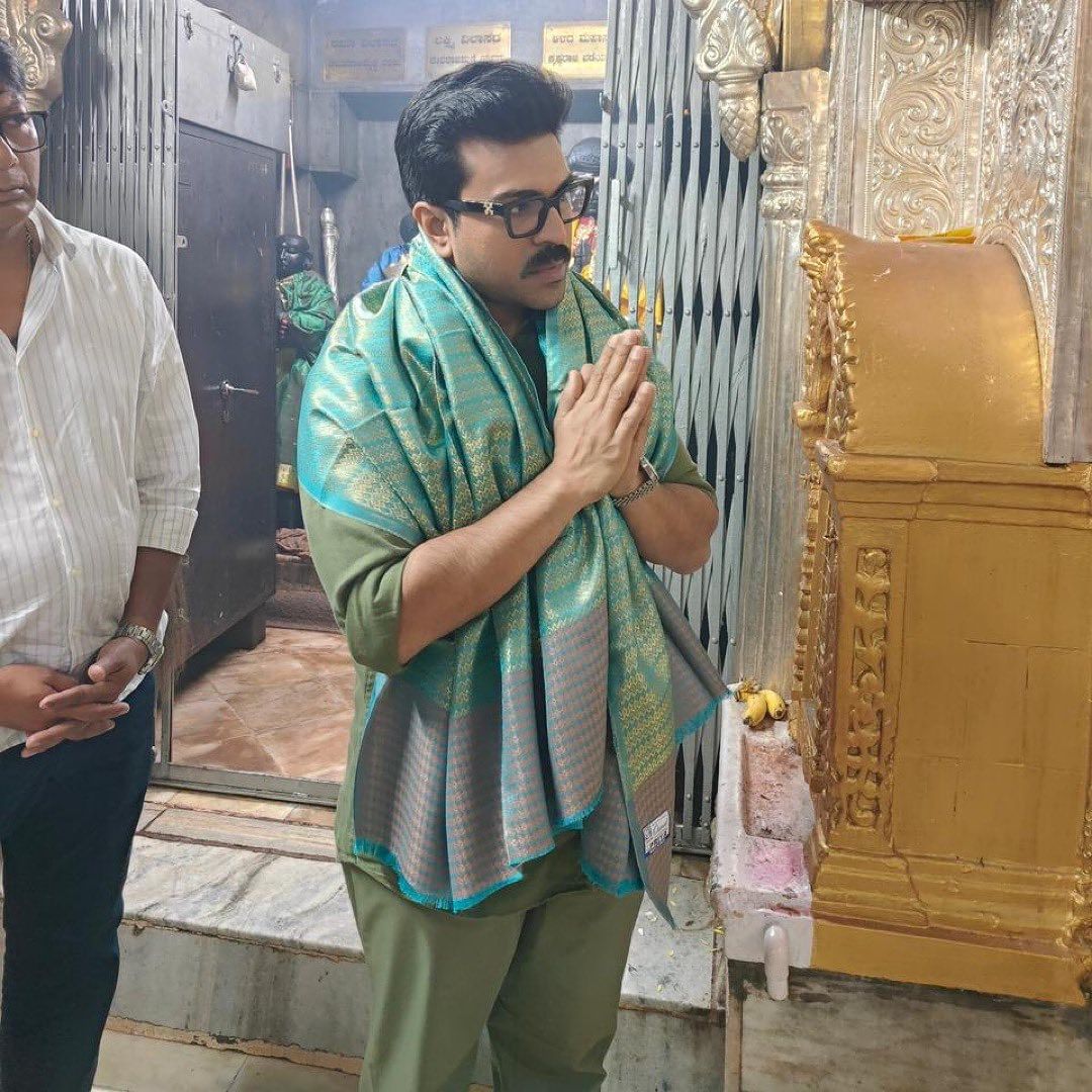 Ram Charan visits Chamundeshwari temple in Mysuru while shooting for Game Changer 😍

#ramcharan #ramcharanforever #ramcharanfans #ramcharansmile #ramcharankonidela #bollywood #bollywoodupdates #bollywoodnews #instagramalgorithm 

gujaratimidday.com/photo