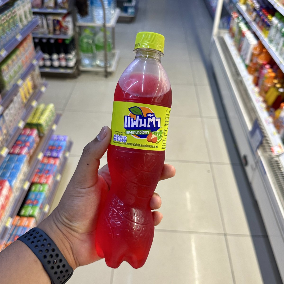 _musuri's tweet photo. ล่าสุดแฟนต้าออกรสใหม่ รสแดงมะนาวโซดา 
สีแดงสะดุดมาแต่ไกล55555 นี่ลองกินดูละตอนเหนื่อยคือแบบสดชื่นมากมาก เปรี้ยวตาแตกอร่อยด้วย ซ่าซะใจ กัดหัวใจสุดๆ ;-;

#รีวิวเซเว่น
#แฟนต้าแดงมะนาวโซดา https://t.co/yOAf7VI8Do