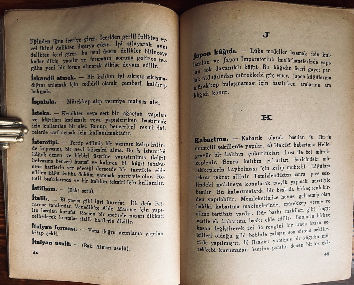 Matbaacılık Lügatı

1944'te basılan sözlük alanında hâlâ tek kaynak.

Süet benzeri ilginç de bir cildi var.