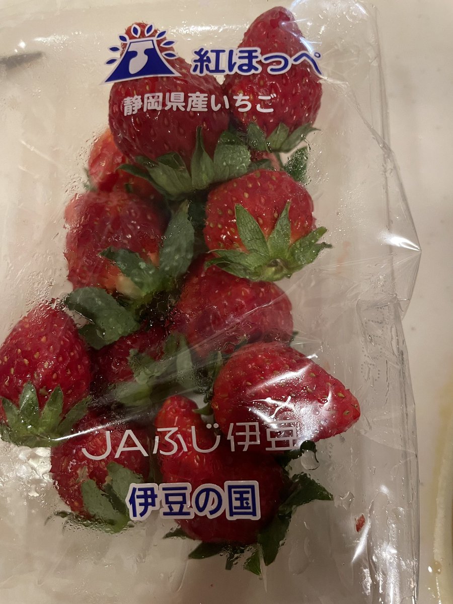 MaskedSuper's tweet photo. いちごの美味しい季節が来ましたね。
二人で1パック一気喰いしてしまいました。 https://t.co/KjdfnFad65