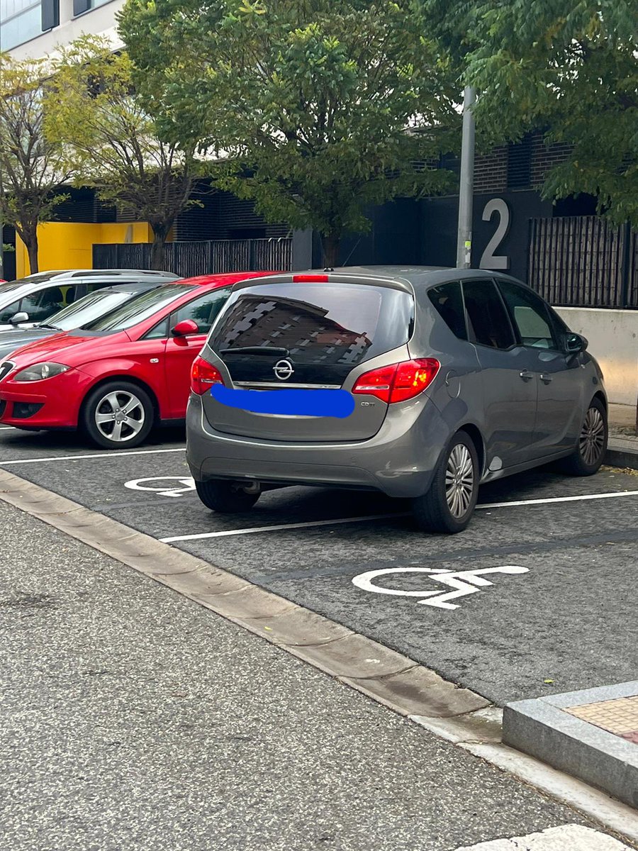 Recordamos a los #OkupasMotorizados que los intermitentes no sirven como tarjeta ♿ y que ocupar una plaza ♿ sin ella está mal pero ocupar dos plazas, aún es peor.
Solo pedimos respeto.