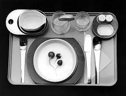 chiaralessi's tweet photo. Si parla spesso delle divise dell'equipaggio; si parla meno dei servizi da bordo. Nella puntata di oggi il mio preferito: quello di Joe Colombo per Alitalia (Richard Ginori, 1972) di cui, dai, mi mancano solo 12 pezzi + vassoio per completare la collezione https://t.co/yoNbB9Ph6B https://t.co/mKinTa6ObP