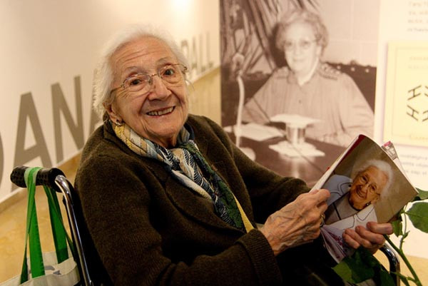 Si tu fossis nat a la seva terra, 
la tristesa d'ell podria ser teva

Recordem Joana Raspall, qui va morir a 100 anys #TalDiaComAvui de 2013. Activista cultural en català de ben jove i en plena dictadura de Primo de Rivera, fou pionera al país de la poesia per a infants i joves