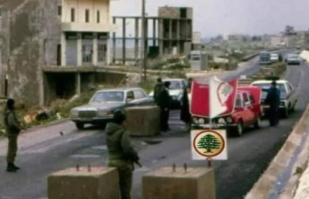 عا هيدا الحاجز شلحو العالم الخبز
ودفعوا العالم خوة
ودبحوا عا الهوية
واغتصبوا النساء تحت الحاجز بفيلات البحر
والنساء التي تحبل يخلفوها ويبيعو الاطفال
 وغرف تحقيق وتعذيب
وكان المسؤول انطوان زهرا  
وانا من الناس يلي توقفوا عا هيدا الحاجز
منزلين الصورة وعم يعيدو بعضهم
تاريخ سافل