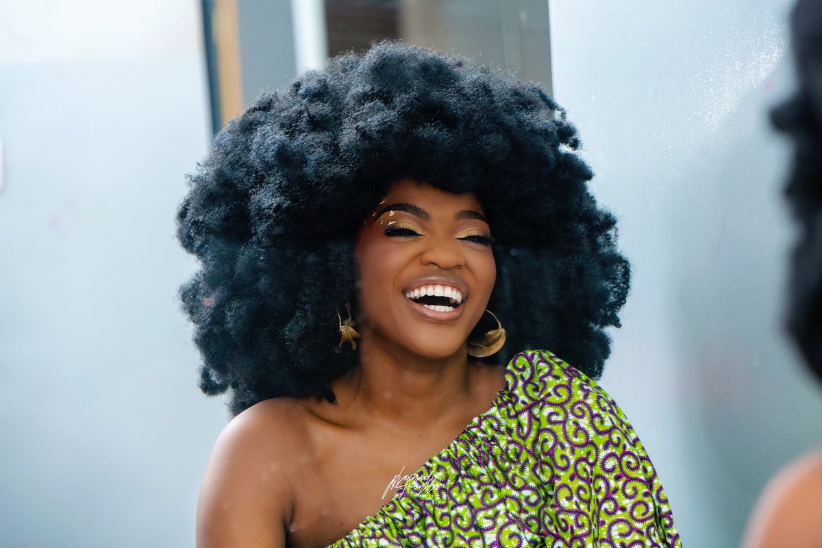 LydolSlam's tweet photo. Le sourire que je fais quand je pense à toutes les belles choses qui arrivent 🙈🤣❤️🤩 Bon début de semaine à tous 😘😘
#AMoi feat LE CALEB le challenge se poursuit 😏
#Lydol #LeSlamYArrivera #Hybride #AfroQueen https://t.co/6jMhQfAatC